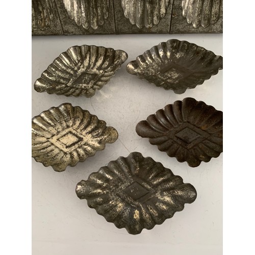 158 - Large Vintage Métal Chocolaté Mold Together With 5 Similar 
17 x 23 cms & 10 x 6 cms