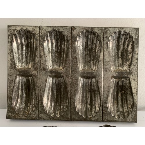 158 - Large Vintage Métal Chocolaté Mold Together With 5 Similar 
17 x 23 cms & 10 x 6 cms