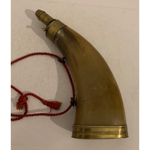 244A - Antique Horn Powder Flask Having Brass Decoration
20 x 6 cms