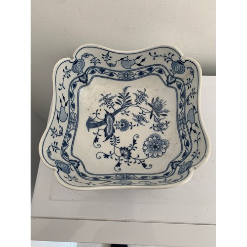 101 - Vintage Meissen Dish
21 x 21 x 9 cms h