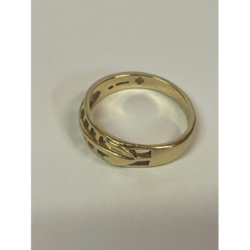 351 - 9Cct Gold Celtic Heart Ring 3grms.