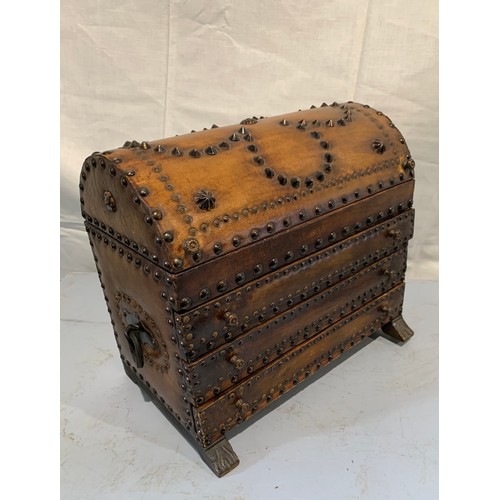 148 - Large Vintage Leather Dome Top Jewellery Box Having 3 Drawers Under A Lidded Top
50 x 31 x 41 cms h