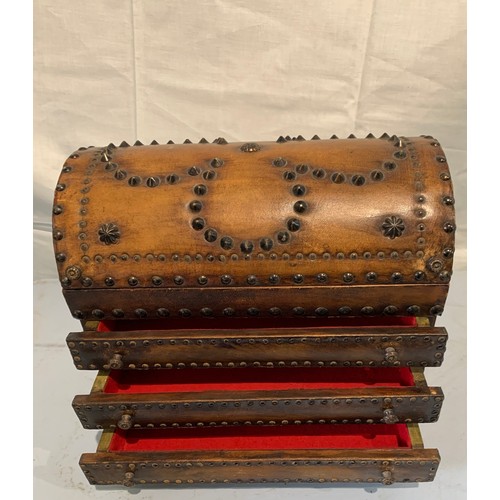 148 - Large Vintage Leather Dome Top Jewellery Box Having 3 Drawers Under A Lidded Top
50 x 31 x 41 cms h