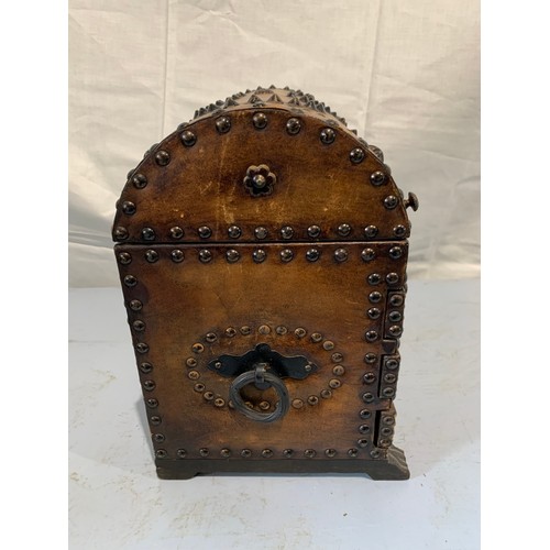 148 - Large Vintage Leather Dome Top Jewellery Box Having 3 Drawers Under A Lidded Top
50 x 31 x 41 cms h