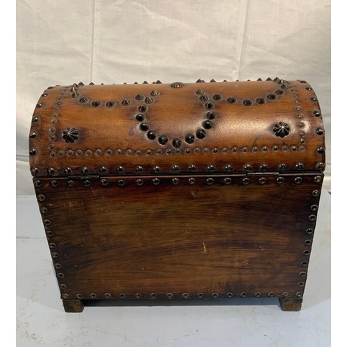 148 - Large Vintage Leather Dome Top Jewellery Box Having 3 Drawers Under A Lidded Top
50 x 31 x 41 cms h