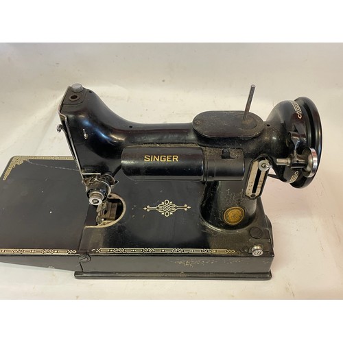 387 - Vintage Singer Featherweight Sewing Machine.