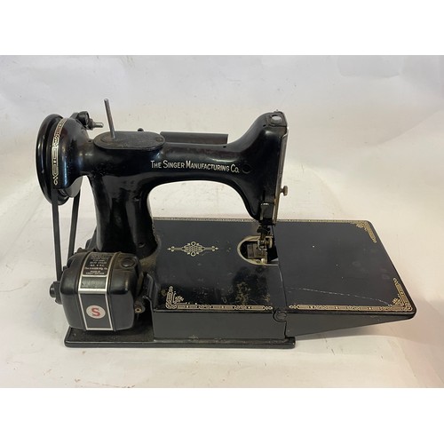 387 - Vintage Singer Featherweight Sewing Machine.