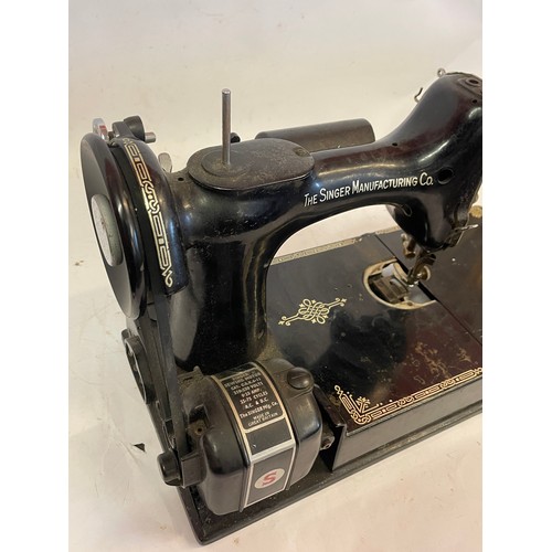 387 - Vintage Singer Featherweight Sewing Machine.