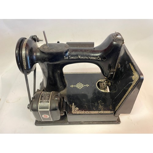 387 - Vintage Singer Featherweight Sewing Machine.