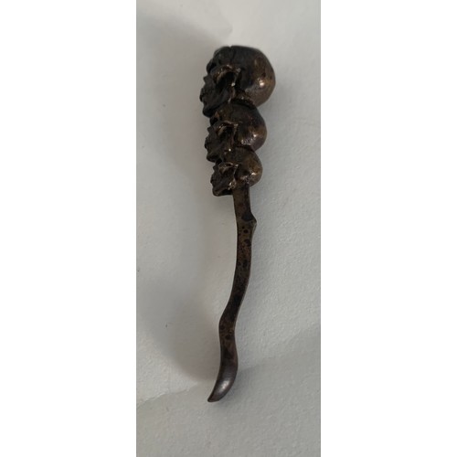 124 - Vintage Bronze Coke Spoon Featuring 3 Human Skulls Of Descending Size
7 cms