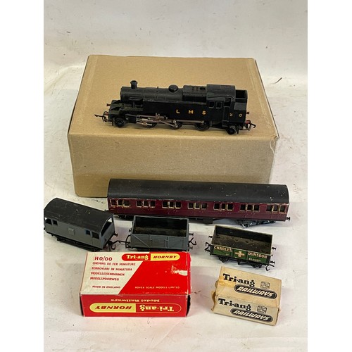 470 - Tri Ang Locomotive Along With Various Carriages Etc (Box)