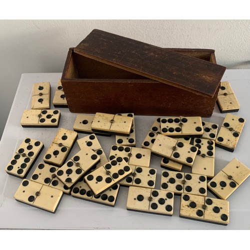 107 - Similar To Previous Lot
Vintage Set Of Large Bone Dominoes In Original Box
Tiles 2.5 x 5.3 cms