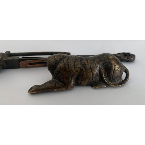 105 - Vintage Oriental Bronze Lock In The Form Of A Tiger
Overall 13 cms . Main Body 8.5 cms