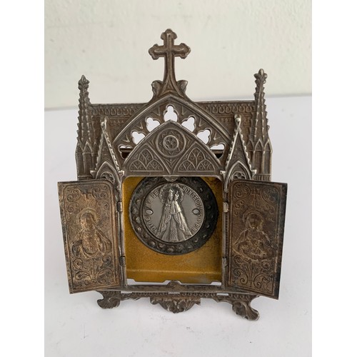 100 - Vintage Reliquary In The Form Of A Cathedral With Thé Front Doors Opening To Reveal A Medal To Notre... 