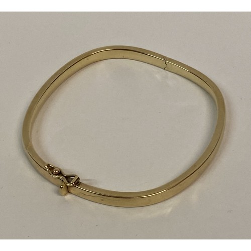 338 - Hallmarked 9ct Yellow Gold Bracelet. Closed 6.5cm Width