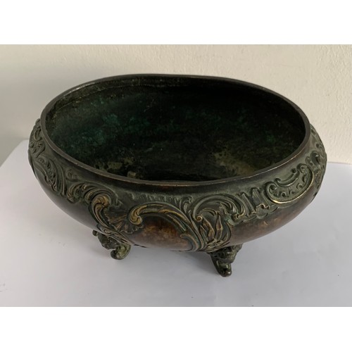 131 - Interesting 19thC Bronze Jardinière With Scrollwork Decoration Over Figural Feet
24 x 17 x 13 cms h