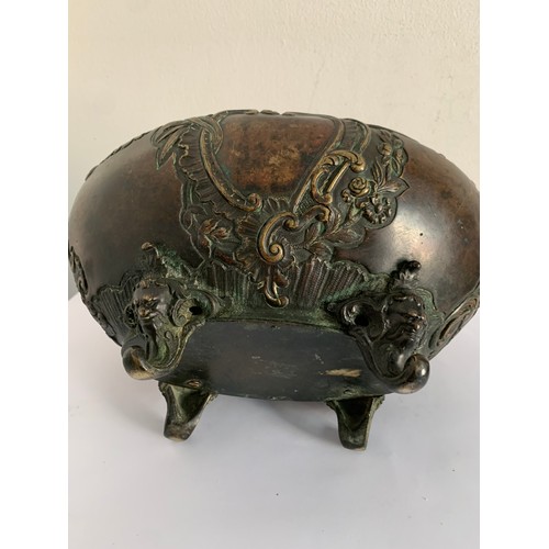 131 - Interesting 19thC Bronze Jardinière With Scrollwork Decoration Over Figural Feet
24 x 17 x 13 cms h