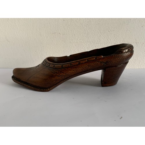 133 - 19thC Carved Wooden Treen Shoe Probably Used As A Pin Cushion
20 x 7 x 6 cms h