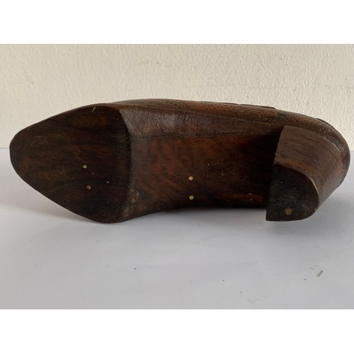 133 - 19thC Carved Wooden Treen Shoe Probably Used As A Pin Cushion
20 x 7 x 6 cms h