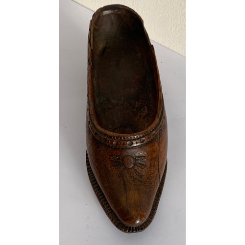 133 - 19thC Carved Wooden Treen Shoe Probably Used As A Pin Cushion
20 x 7 x 6 cms h