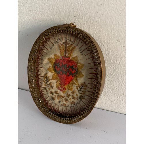 139 - Similar To Previous Lot
WW1 Sweetheart Reliquary
8 x 9.5 cms h