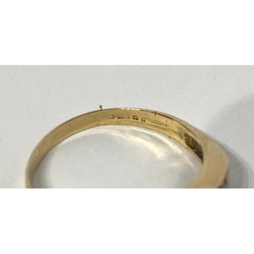 339B - 9ct Gold  Hallmarked Three Stone  Ring. Size K 1/2