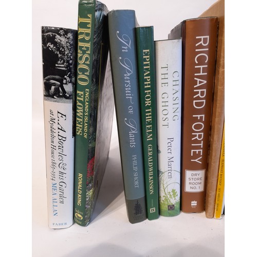 260 - 18 x Books of various subjects to include Gardens and 2 by Richard Dawkins. (18)