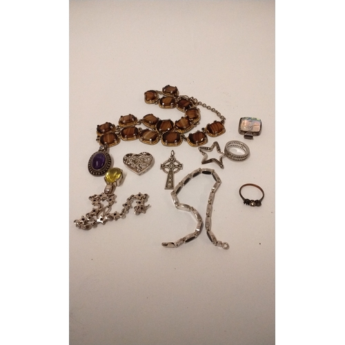 231 - Quantity of dress jewellery