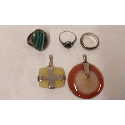 771 - 3 x silver rings and 2 pendants (5)