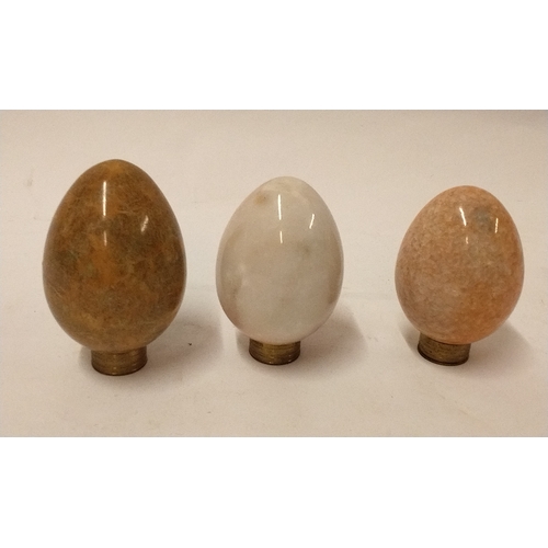 783 - 3 x decorative marble eggs on brass stands, tallest 9cm high