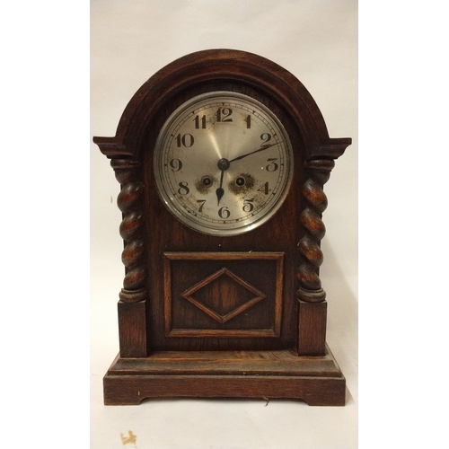 800 - Oak cased mantle clock with chime, (with key) 34cm high