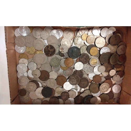 807 - Tray of mixed coins and bank notes mostly foreign currency