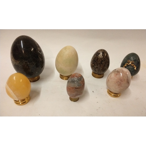 826 - 7 x marble/onyx decorative eggs on stands, highest 12cm