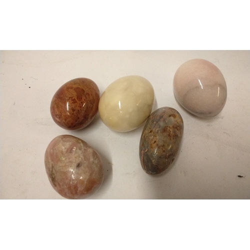 829 - 5 x marble eggs, largest 5.5cm