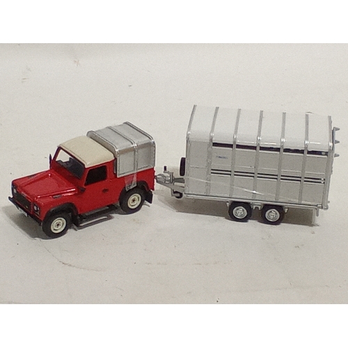 883 - New Ex Display Britain's diecast landrover defender and for Williams  stock trailer 29cm x 8cm total