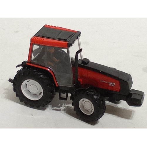 893 - New Ex Display Britain's diecast valtra valmet 8950 Tractor 18cm x 10cm