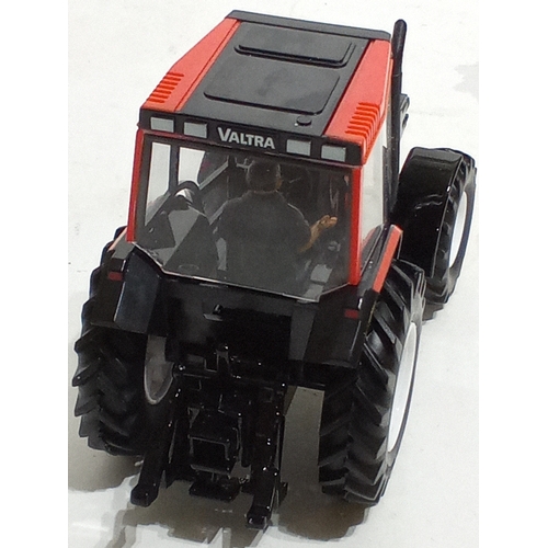 893 - New Ex Display Britain's diecast valtra valmet 8950 Tractor 18cm x 10cm