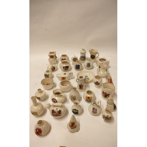 1206 - 32 pieces of crested ware ceramics