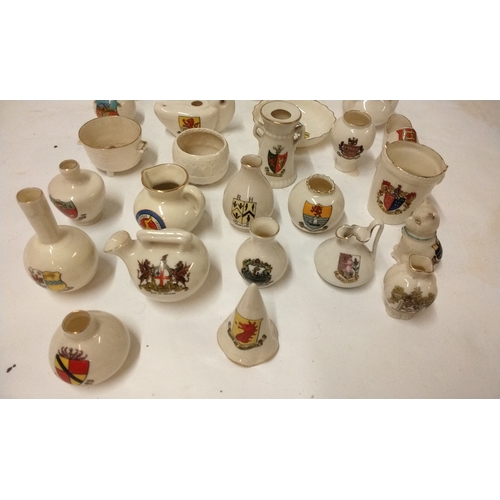 1206 - 32 pieces of crested ware ceramics