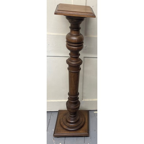 15 - Torchiere Stand. 30 x 29 x 106 cms