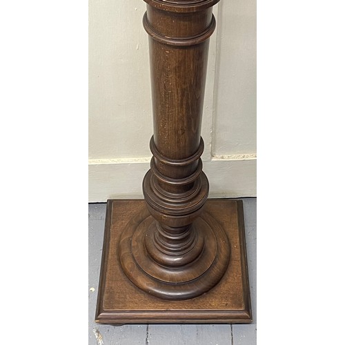 15 - Torchiere Stand. 30 x 29 x 106 cms