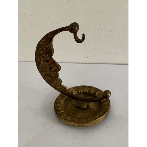 143 - Antique Watch stand In The Form Of Thé Moon (watch not included)
8 cms w x 10 cms h