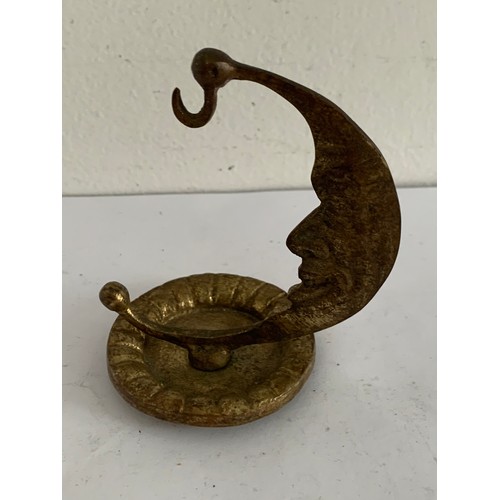 143 - Antique Watch stand In The Form Of Thé Moon (watch not included)
8 cms w x 10 cms h