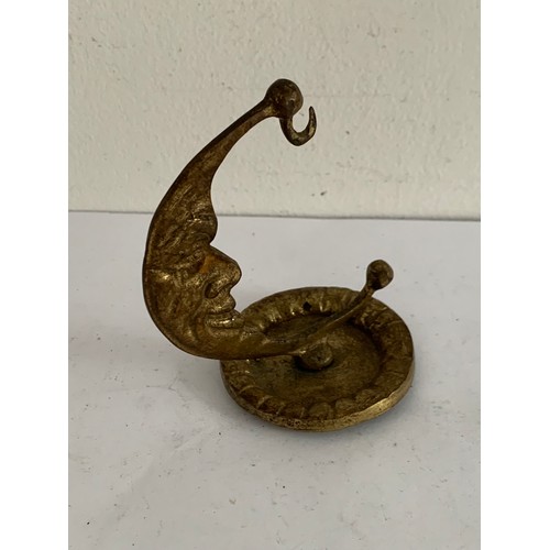 143 - Antique Watch stand In The Form Of Thé Moon (watch not included)
8 cms w x 10 cms h