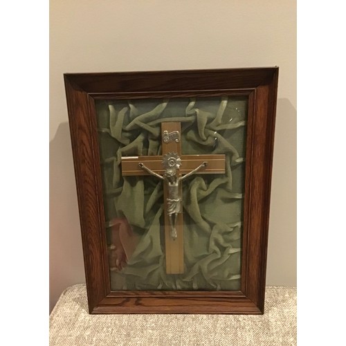 100 - Antique Glass Dome Fronted Framed Crucifix
31 x 41 cms h