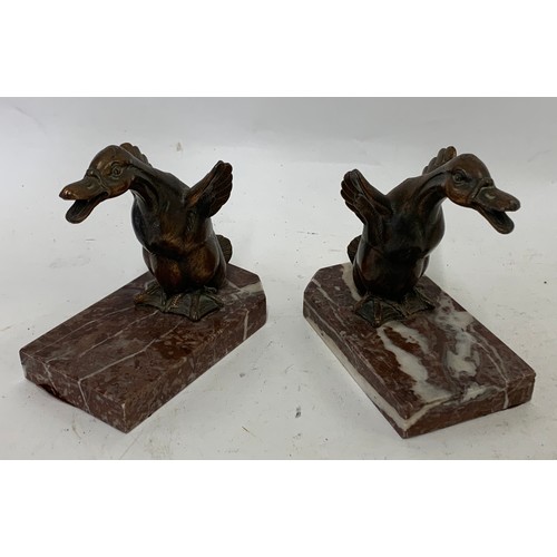 100 - Vintage Pair Of Coppered Geese Garnitures On Marble Bases
14 x 8 x 14 cms h