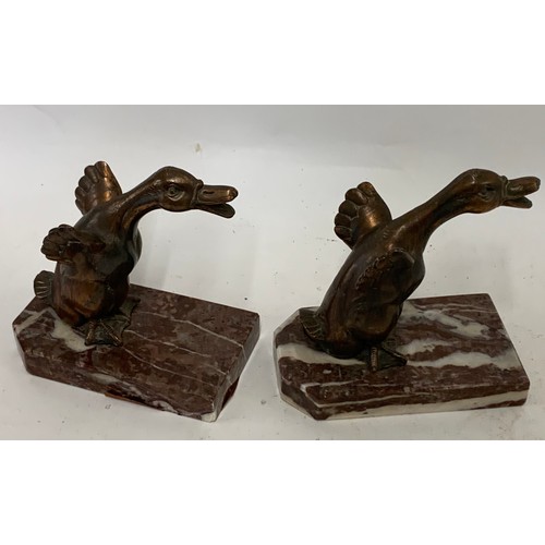 100 - Vintage Pair Of Coppered Geese Garnitures On Marble Bases
14 x 8 x 14 cms h