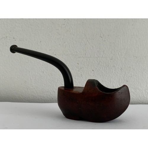 203 - Antique Pipe In Thé Shape Of A Clog And Bearing The Monogram KNOCKE SUR MER
11.5 cms