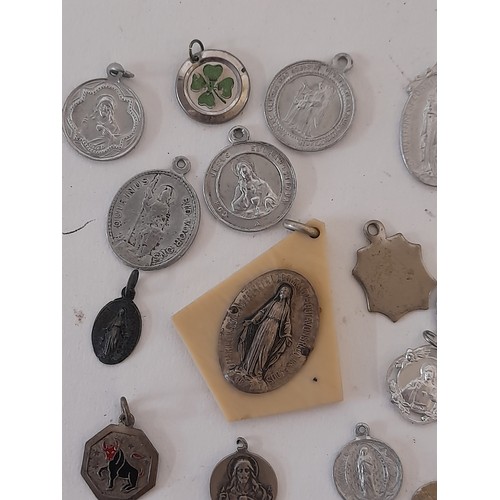 44 - Quantity of small religious medallions , largest 5cm x 4cm (30)