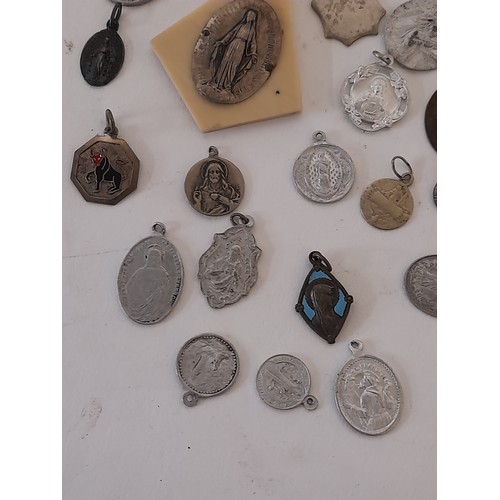 44 - Quantity of small religious medallions , largest 5cm x 4cm (30)